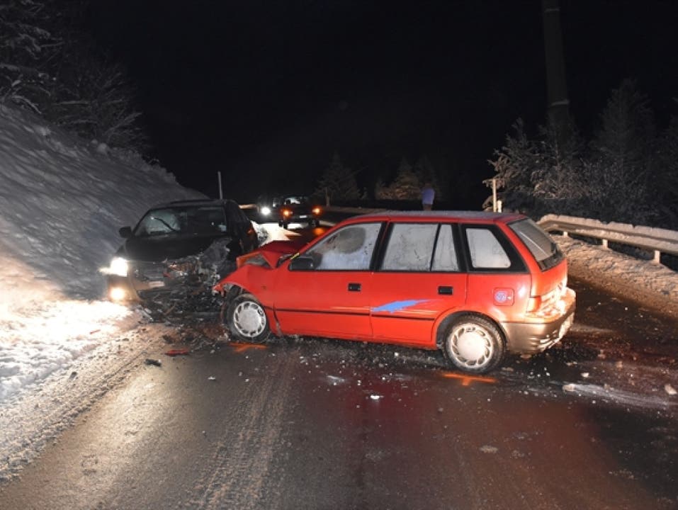 Albulatal (GR), 9. Januar 2017 Bei einem frontalen Zusammenstoss zweier Autos am Montag in Surava im Albulatal sind beide Lenkerinnen verletzt worden. Die Personenwagen waren nach dem Unfall im schrottreifen Zustand.