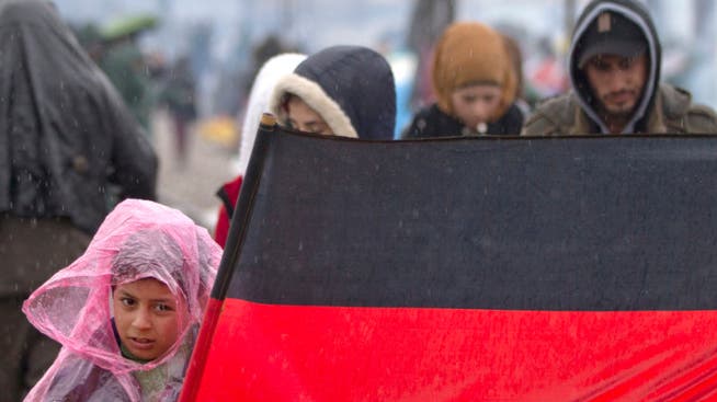 Flüchtlingskind mit Deutschland-Flagge