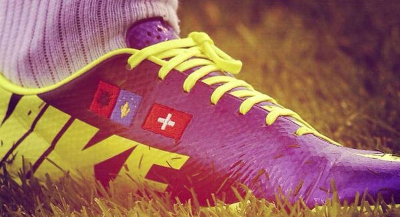 Xerdan Shaqiri trägt neben dem Schweizer Wappen auch das albanische und kosovarische auf seinem Schuh.