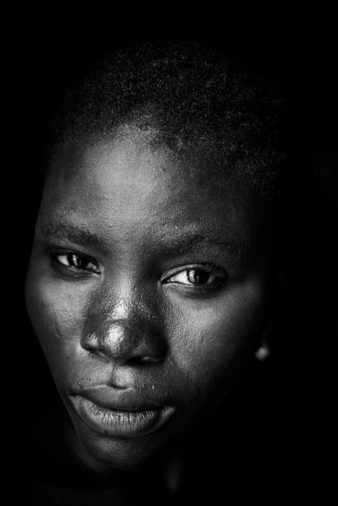 Clara (16) «Vor einem Jahr habe ich zum ersten Mal von Boko Haram gehört. Wir sollten in der Kirche singen, um den Christen Mut zu machen. Damit sie weiter an ihrem Glauben festhalten. Es war ein Samstag. Wir proben ein Lied für die Sonntagsmesse: «When will you come back, oh Jesus?» Zwei Stunden haben wir geübt. Die Chorleiterin hiess Mommy. Sie war nett. Am nächsten Tag habe ich gesehen, wie sie tot auf der Strasse lag.»