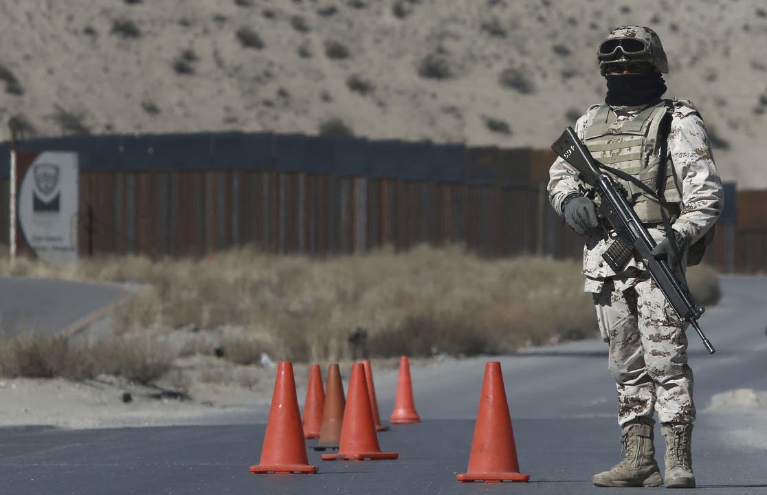 Ein mexikanischer Soldat einem Checkpoint in Anapra an der Grenze zu Sunland Park, New Mexiko.