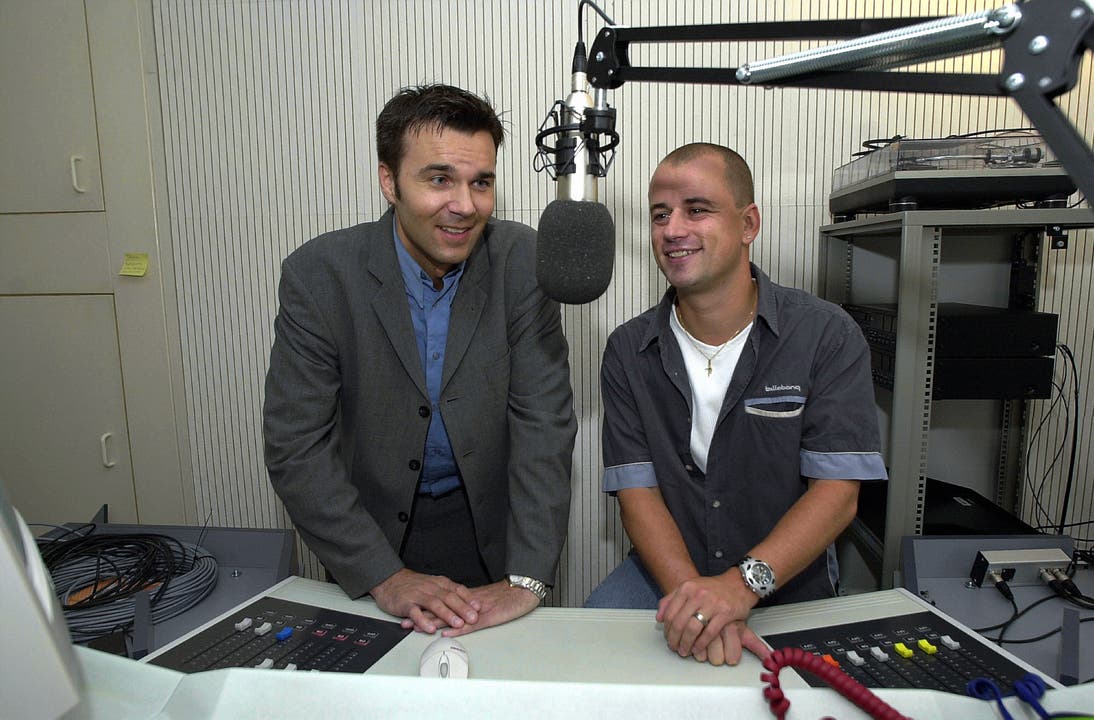 Peter Scheurer (von 1998 bis 2010 Geschäftsführer und Programmleiter) und Martin Ackle im Jahr 2001. Anlass für das Foto ist der neue Sender Radio 32 Goldies, der am 24. Februar 2001 ans Netz ging.