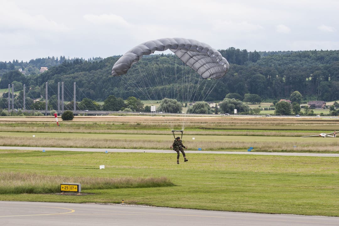 Landung von Fallschirmgrenadieren in Grenchen