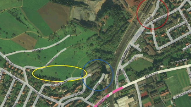 Das Erschliessungsgebiet in der Vogelperspektive mit dem Bahnhof Frick (rot), dem Gewerbegebiet Gipf-Oberfrick (blau), der Bauzone Gipf-Oberfrick (gelb) und dem Bereich der möglichen Anschlüsse (pink).