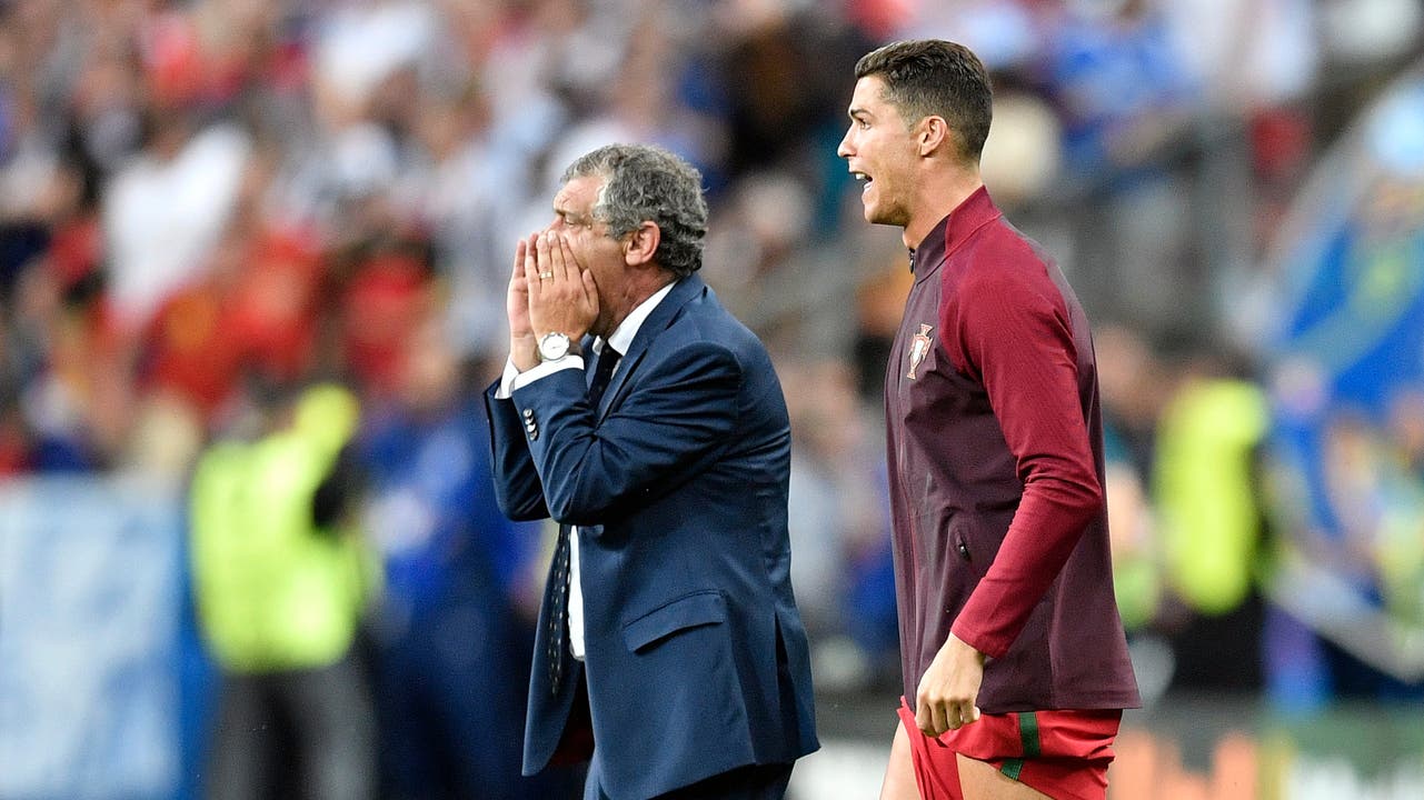 Wer ist hier der Trainer? Nach seiner Verletzung stellt sich Ronaldo an der Seitenlinie neben Trainer Fernando Santos - und gibt seine eigenen Anweisungen.