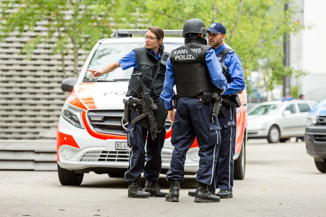 Bei der Berufsschule Baden BBB steht ein Grossaufgebot der Kantonspolizei Aargau.