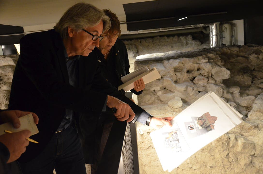 Stadtarchäologe Dölf Wild erklärt den Journalisten, welche Fundamentstücke aus welchem Jahrhundert stammen.