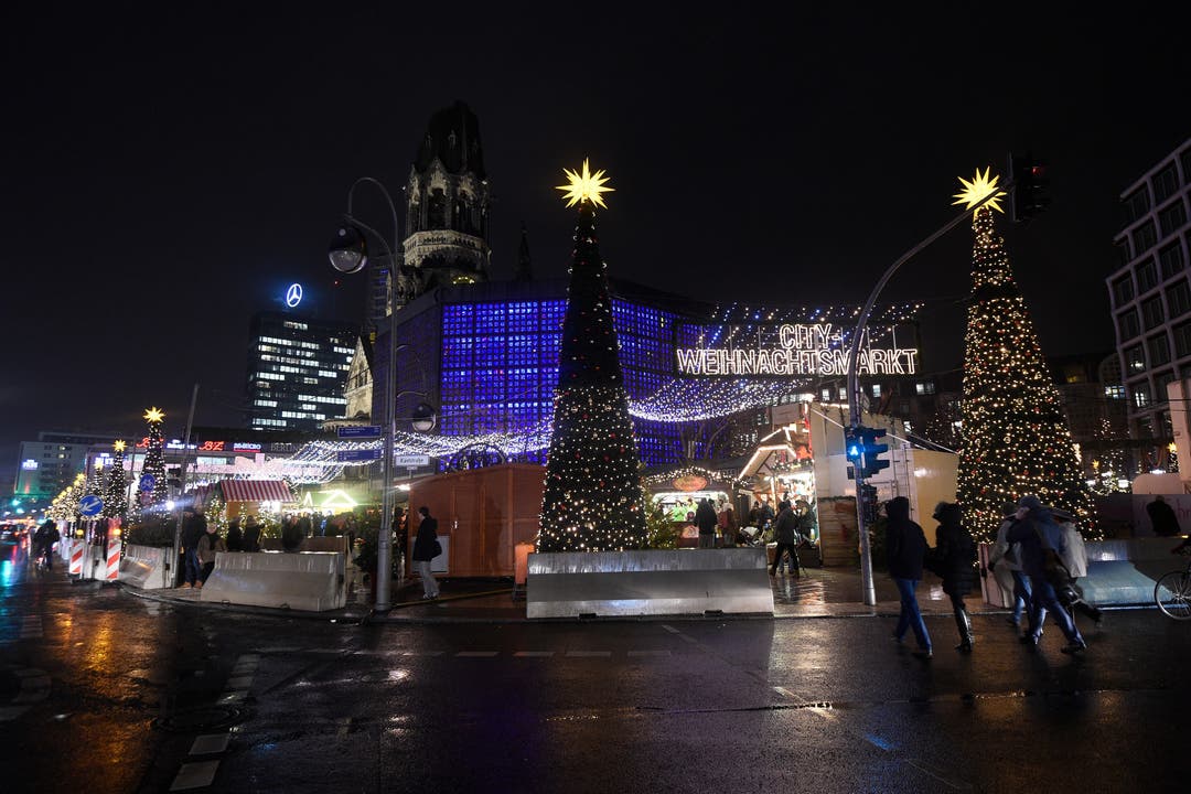 Auch der wieder eröffnete Weihnachtsmarkt auf dem Breitscheidplatz wird von Betonblöcken geschützt.