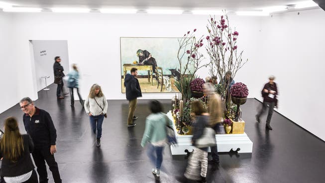 Mit Magnolien, mit viel Violett, Grün und Gold reagieren Marc Müller und Nicole Matter floristisch auf Marc-Antoine Fehrs melancholisches Gemälde «Après-midi à Pressy».