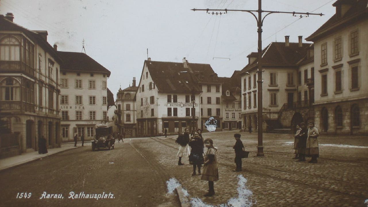 Postkarte 1919 Der Rathausplatz mit Kindern und einem Fahrzeug.