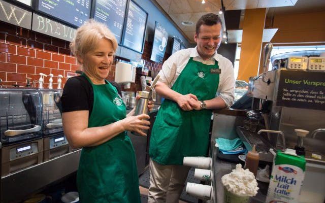 Redaktorin Silvia Schaub mit Store-Manager Pavol im Starbucks an der Zürcher Bahnhofstrasse. Foto: MATHIAS MARX