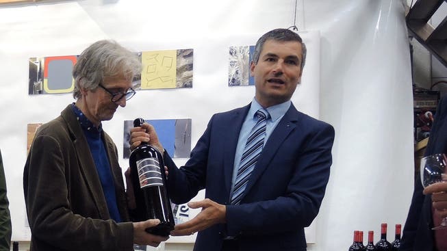 Künstler Marius Brühlmeier (l.) und Claudio Arnold, Präsident der Reben- und Trottenkommission, präsentieren die 15. Spezial-Stadtwein-Edition.