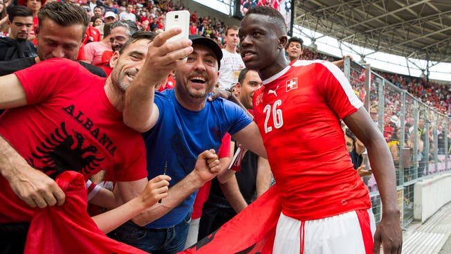 Sogar die albanischen Fans wollen ein Foto mit Youngster Denis Zakaria.