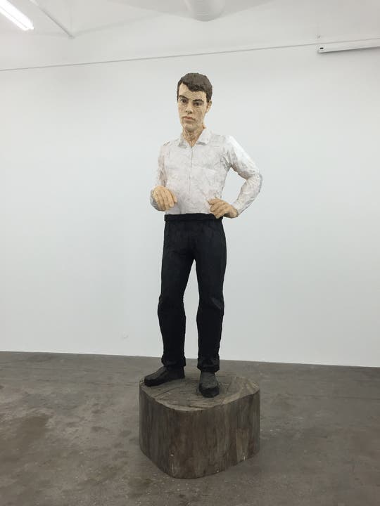 Grosser Mann mit weissem Hemd und schwarzer Hose, 2014 von Stephan Balkenhol in der Fondation Fernet-Branca Saint-Louis.