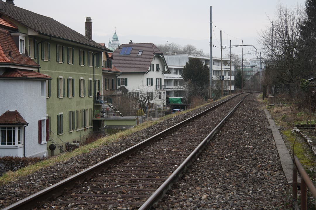 Die stillgelegte Bahnstrecke führt mitten durch das beliebte Wohnquartier.