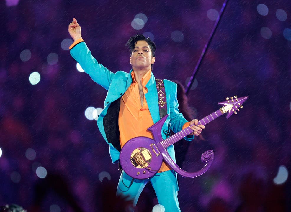 Prince mit einer extravaganten Gitarre.