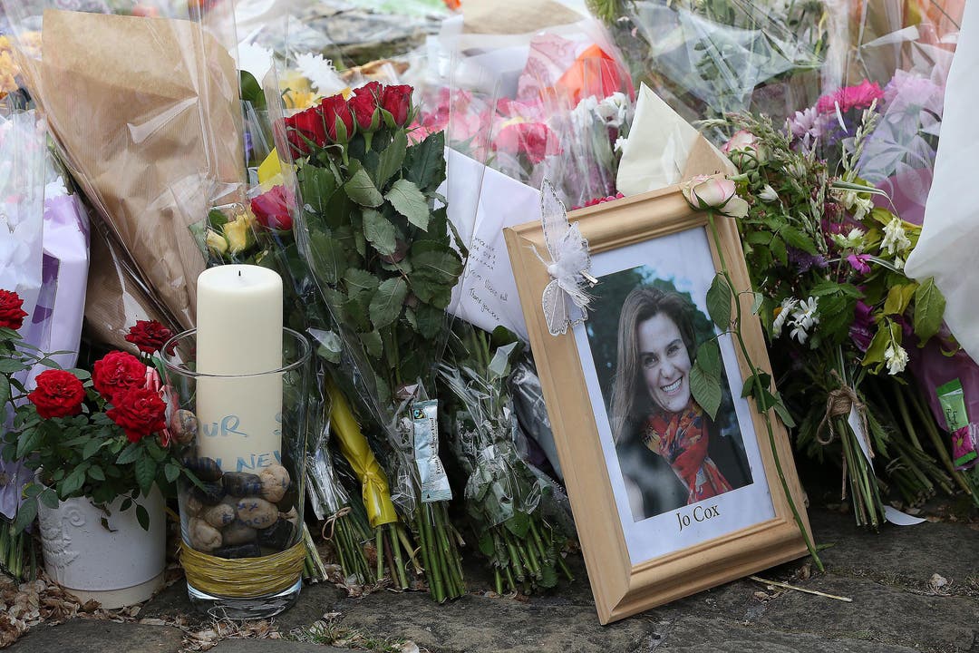 Die ermordete britische Parlamentarierin Jo Cox ist allgegenwärtig. Gedenkplatz in der Nähe des Tatorts.