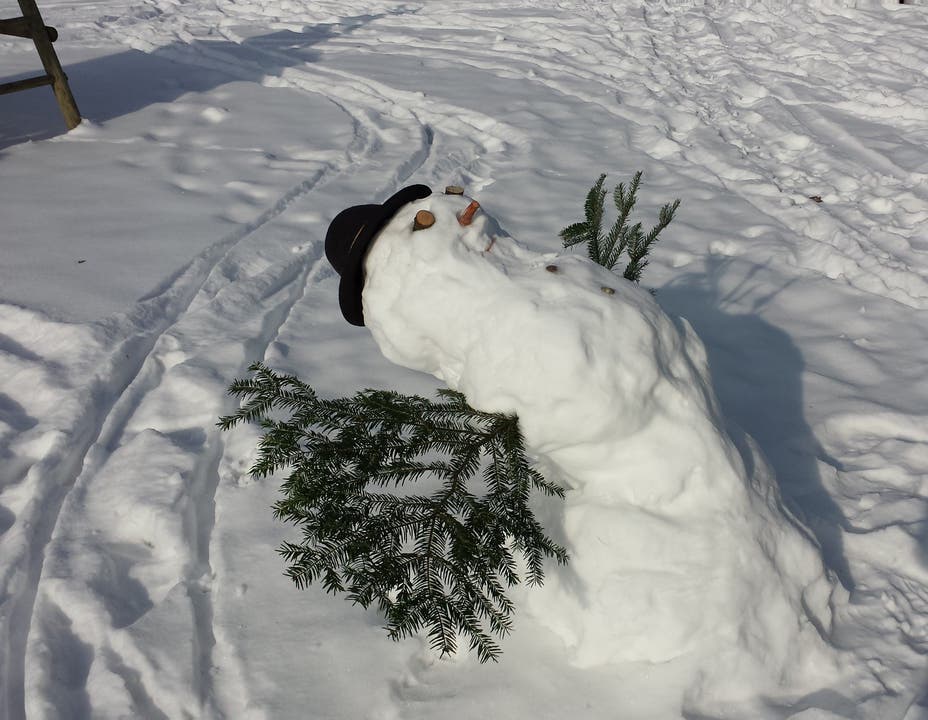 undefined Der Schneemann geniesst die Sonne im schönen Mönthal!