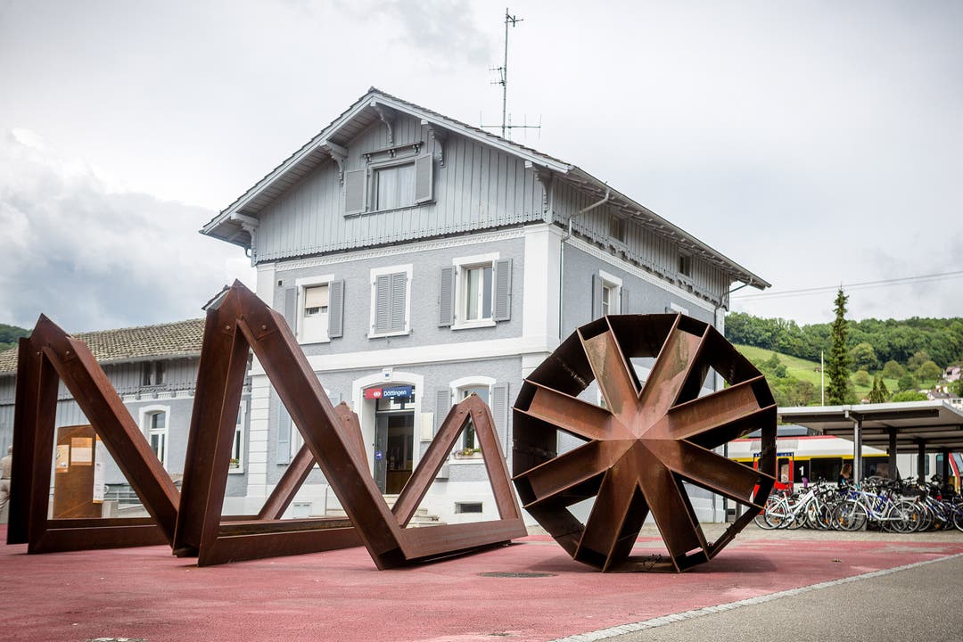 Eine Skulptur des Künstlers Juer Altherr namens "ZORN &amp; ZÄRTLICHKEIT", vor dem Bahnhof Döttingen.
