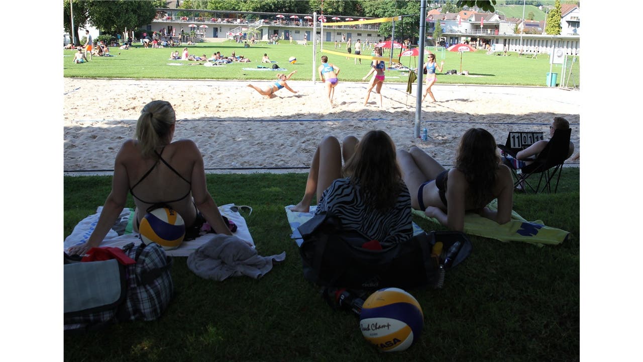 Spielerinnen beobachten vom Seitenrand ein Spiel ihrer Kontrahentinnen in der Terassenbadi Baden.