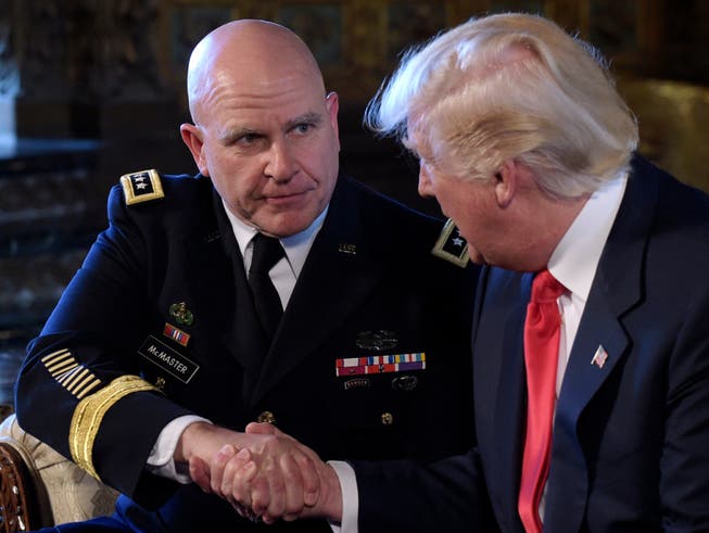 US-Präsident Trump beglückwünscht seinen neuen nationalen Sicherheitsberater Generalleutnant McMaster (links) in seinem Landsitz Mar-a-Lago in Florida.