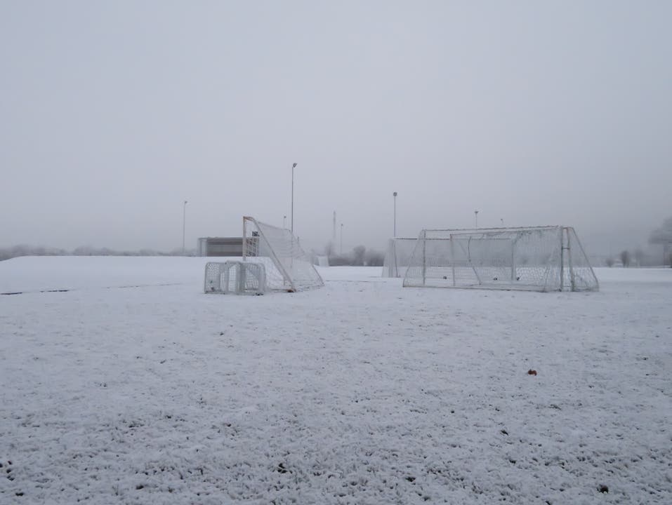 Schneebedeckter Fussballplatz