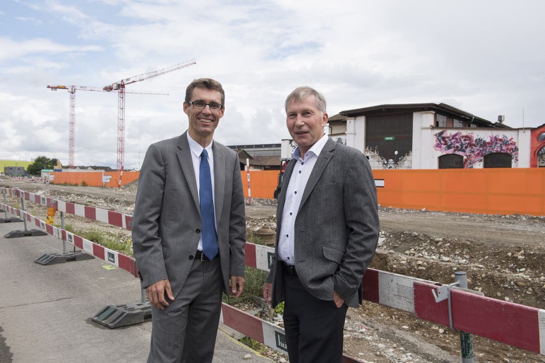 Stadtrat Lukas Pfisterer, Bauvorstand, und FC-Aarau-Präsident Alfred Schmid, rechts, freuen sich über den möglichen Baustart des neuen Fussballstadions auf dem Torfeld Süd, Aarau, 3. Juni 2016.