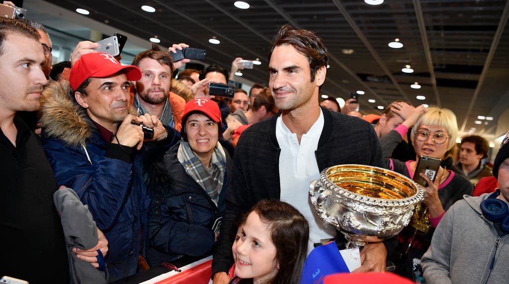 Alle wollen einen Blick auf Federer erhaschen.