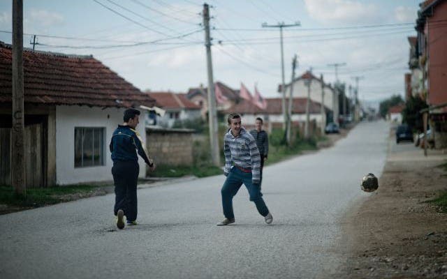 Für sie kommt die Fussball-WM 2014 in Brasilien noch zu früh: Kinder auf der Strasse von Zheger, dem Geburtsort von Xherdan Shaqiri. Foto: Emanuel Per Freudiger