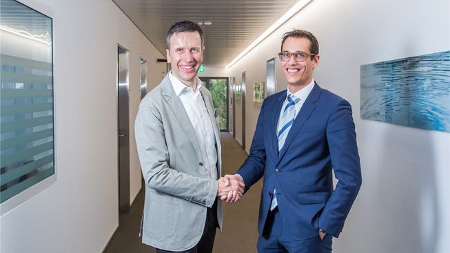 Philipp Keller (abtretender Direktor) und Markus Meier (neuer Direktor, rechts) bei der Stabübergabe der Hirslanden Klinik Aarau. Fabio Baranzini
