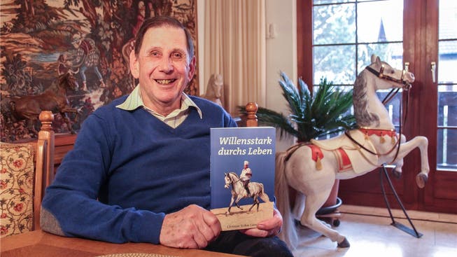 Christian Liersch mit seinem Buch, dessen Titelbild den reitenden Konditor zeigt. Andrea Weibel