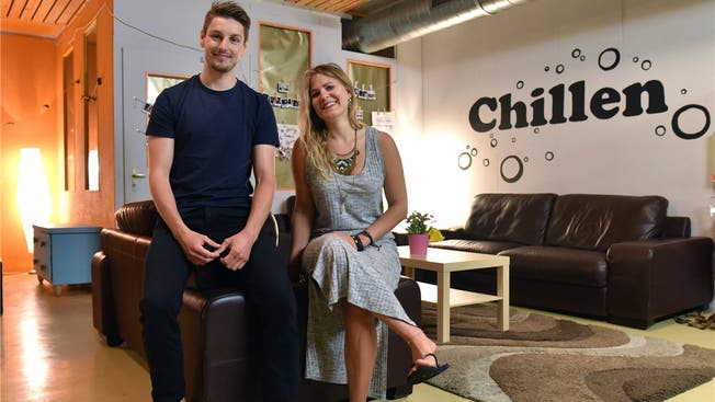 Die Jugendarbeiter David Bieli und Carolin Glosauer im «chillout» beim Mühlemattschulhaus in Trimbach, wo die wöchentlichen Treffs stattfinden.