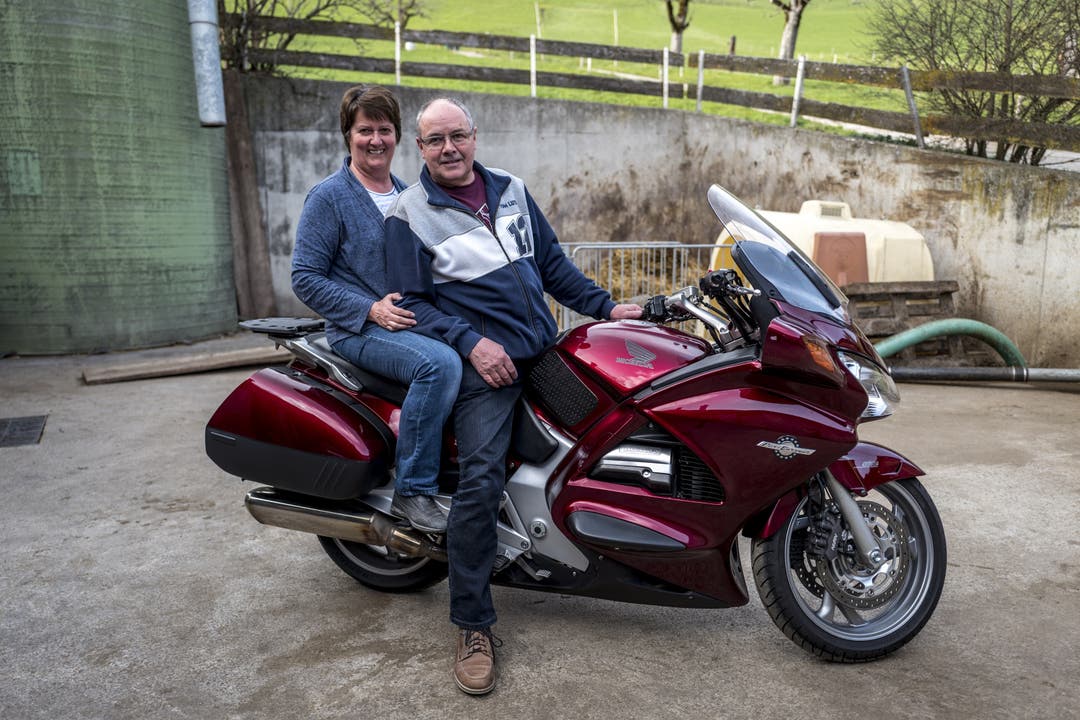 Silvia und Hansueli Lüthi wollen ihrem Sohn bei seinen Rennen nahe sein. Fährt er in Europa, machen sie sich mit ihrem Motorrad auf die Reise.