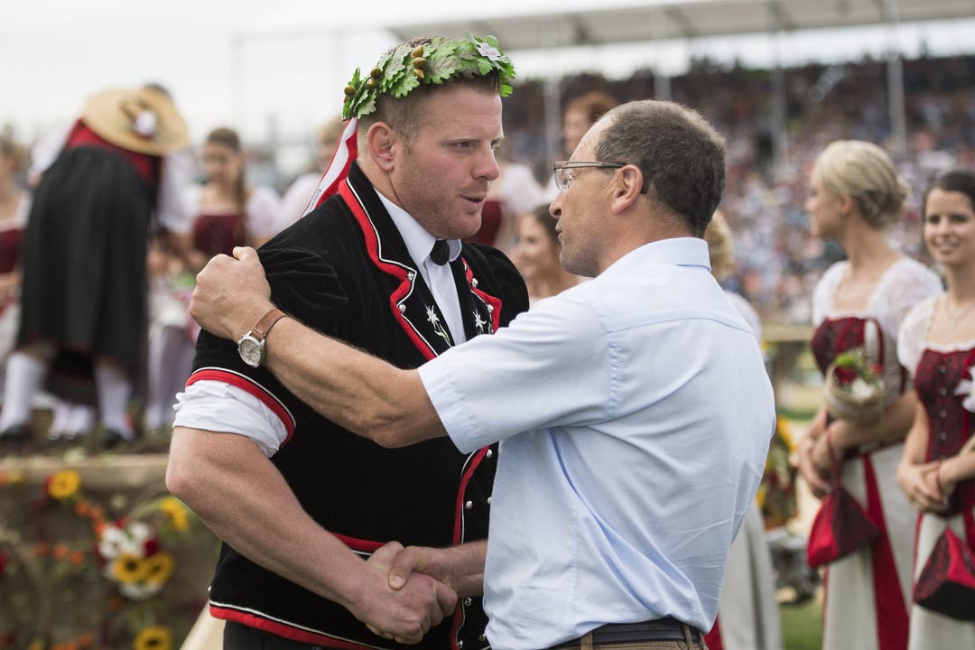 Berner Matthias Glarner freut sich als neuer Schwingerkönig mit Albert Bachmann, OK-Präsident Estavayer 2016