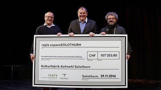 Einen Riesen-Check gabs von Marco Lupi und Roger Siegenthaler für die Kulturfabrik Kofmehl und deren Leiter Pipo Kofmehl.