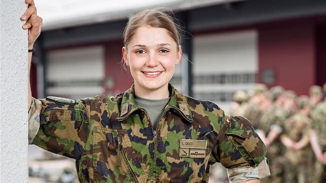 Die 21-jährige Laura Decet aus Lenzburg dient momentan als Oberwachtmeister in der Kaserne in Emmen. Sandra Ardizzone