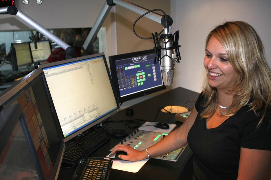 2011 zieht Radio 32 ins Medienhaus Moderatorin Jenni Herren beim Warm-Up am Tag vor Einweihung des neuen Sendeorts.