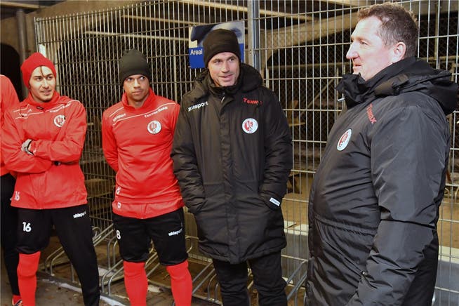 Ab Sonntag gilt es ernst für das Trainerduo André Fimian (rechts) und Bejtush Rrustolli (2. von rechts) und den FC Wangen.