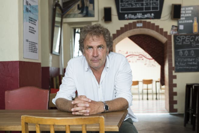 Alex Capus in seiner Galicia-Bar, dem Schauplatz seines neuesten Romans «Das Leben ist gut». Im Buch heisst das Lokal Sevilla.