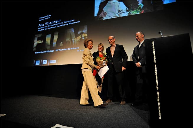 2013 wurde der Prix d’honneur noch auf der grossen Bühne im Landhaus Solothurn verliehen. Dies soll 2017 wieder der Fall sein. Damals übergab Thomas Fischer (Drei Höfe, rechts) den Preis an Kinobetreiberin Beki Probst (links) im Beisein von Seraina Rohrer und Laudator Matthias Lerf.