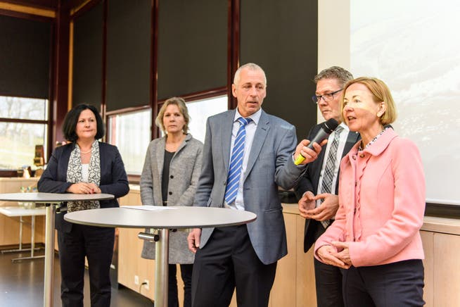 Bauernsekretär Peter Brügger (Mitte) befragt (v.l.) Marianne Meister, Brigit Wyss, Roland Fürst und Susanne Schaffner.