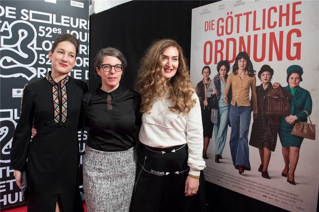 Frauenpower: «Die göttliche Ordnung»-Hauptdarstellerin Marie Leuenberger (links), Regisseurin und Autorin Petra Volpe und Nebendarstellerin Rachel Braunschweig buhlen um den Quartz. Keystone