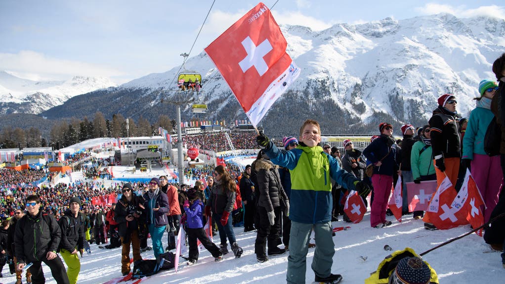 Die Schweizer Fans erleben einen goldigen Tag in St. Moritz.