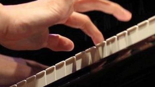 Wo andere Pianisten extra in die Tasten hauen, um auf sich aufmerksam zu machen und ihre Virtuosität zu beweisen, nimmt sich Mehldau vornehm zurück. (Symbolbild)