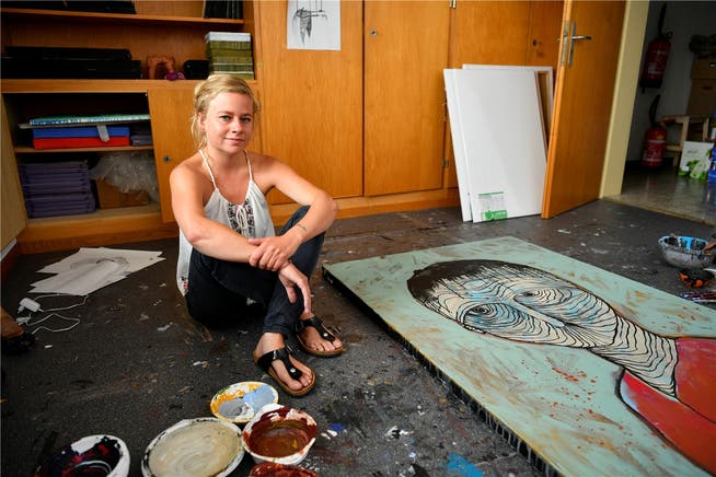 Die Künstlerin in ihrem Atelier vor einem unfertigen und noch namenlosen Werk.
