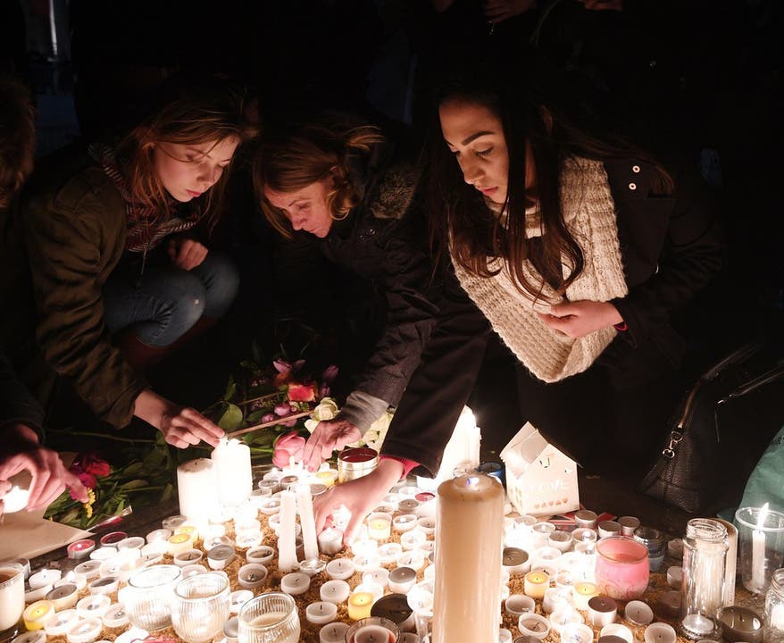 Nach dem Terror die grosse Trauer: Zahlreiche Menschen gedenken den Todesopfern.