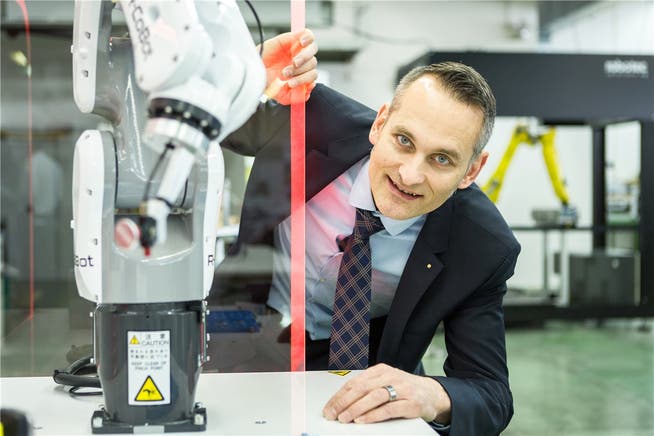Durch seine Nähe löst Robotec-CEO Nick Koch die Sicherheitssensorik (rote Schranke) aus und der Roboter steht still. Fotos: Chris Iseli