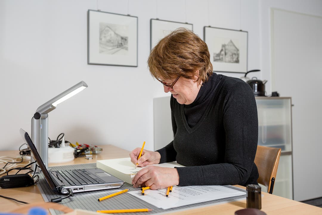 undefined Bleistiftzeichnerin Monica Hollenweger eröffnet am Freitag ihr Atelier in Unterengstringen. Sie zeichnet vor allem Gebäude und Städte.