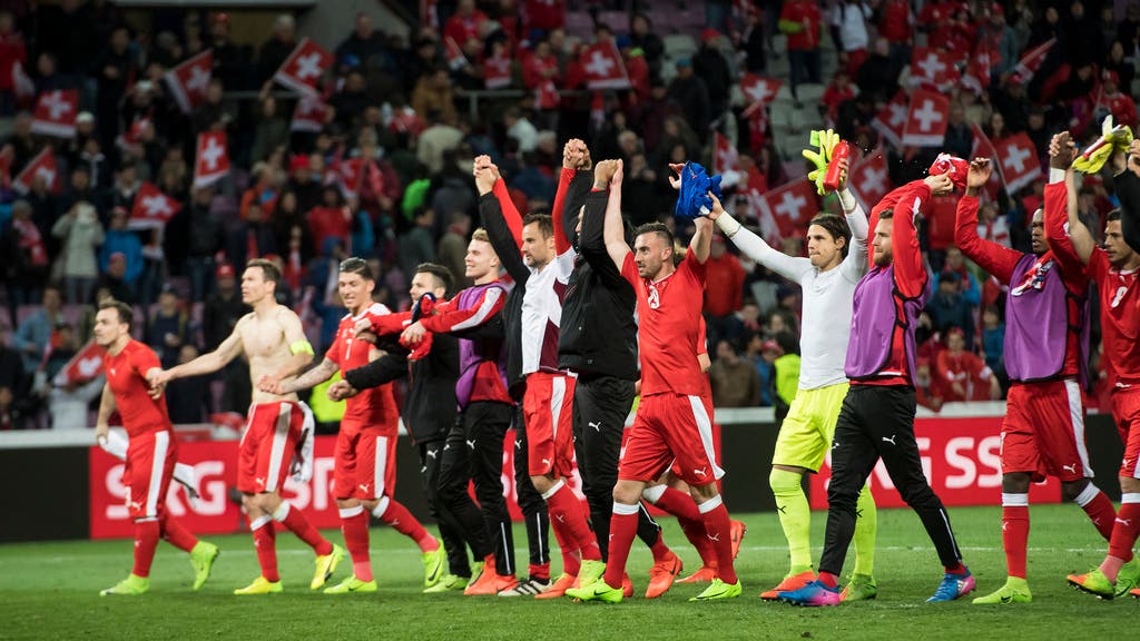 Die Schweizer bedanken sich mit einer «Welle» bei den Fans.