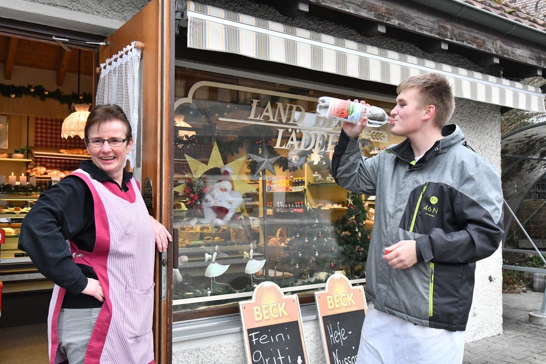 Bäckerei-Verkäuferin Monika Frey vor dem Geschäft